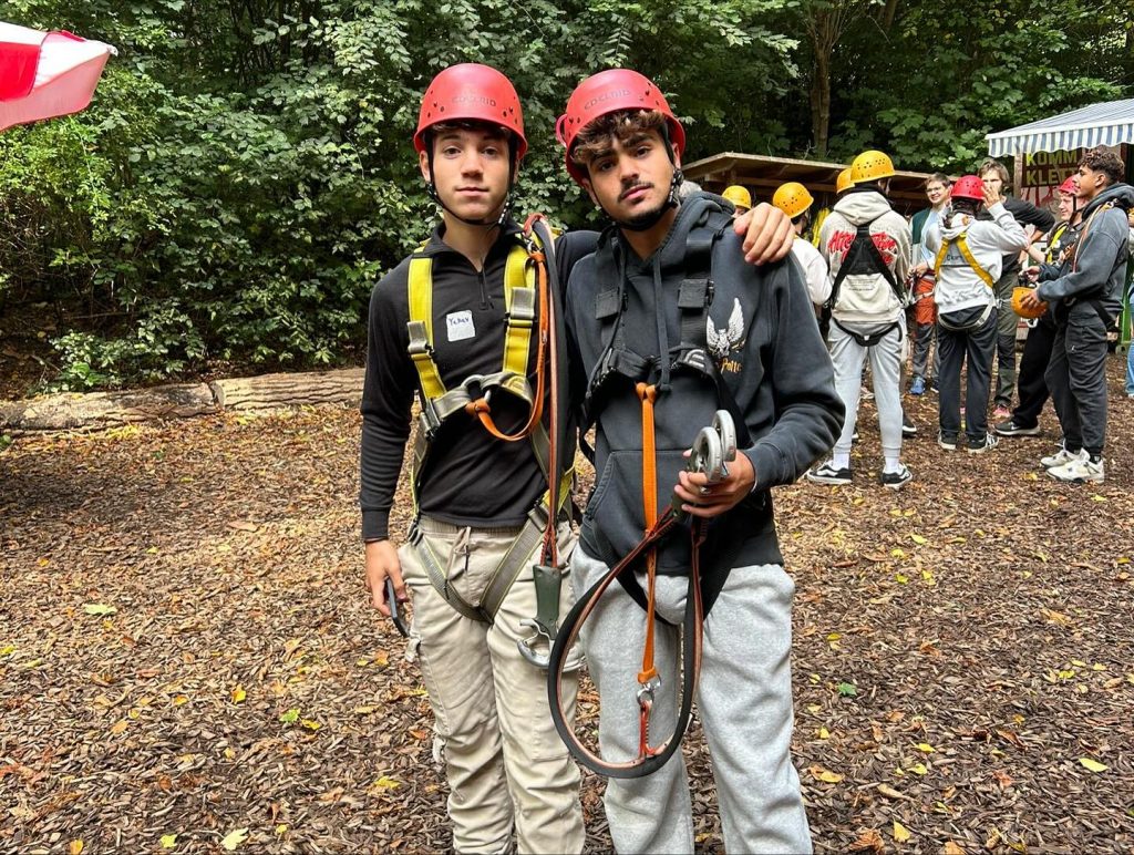 שני נערים עם קסדות ורתמות טיפוס