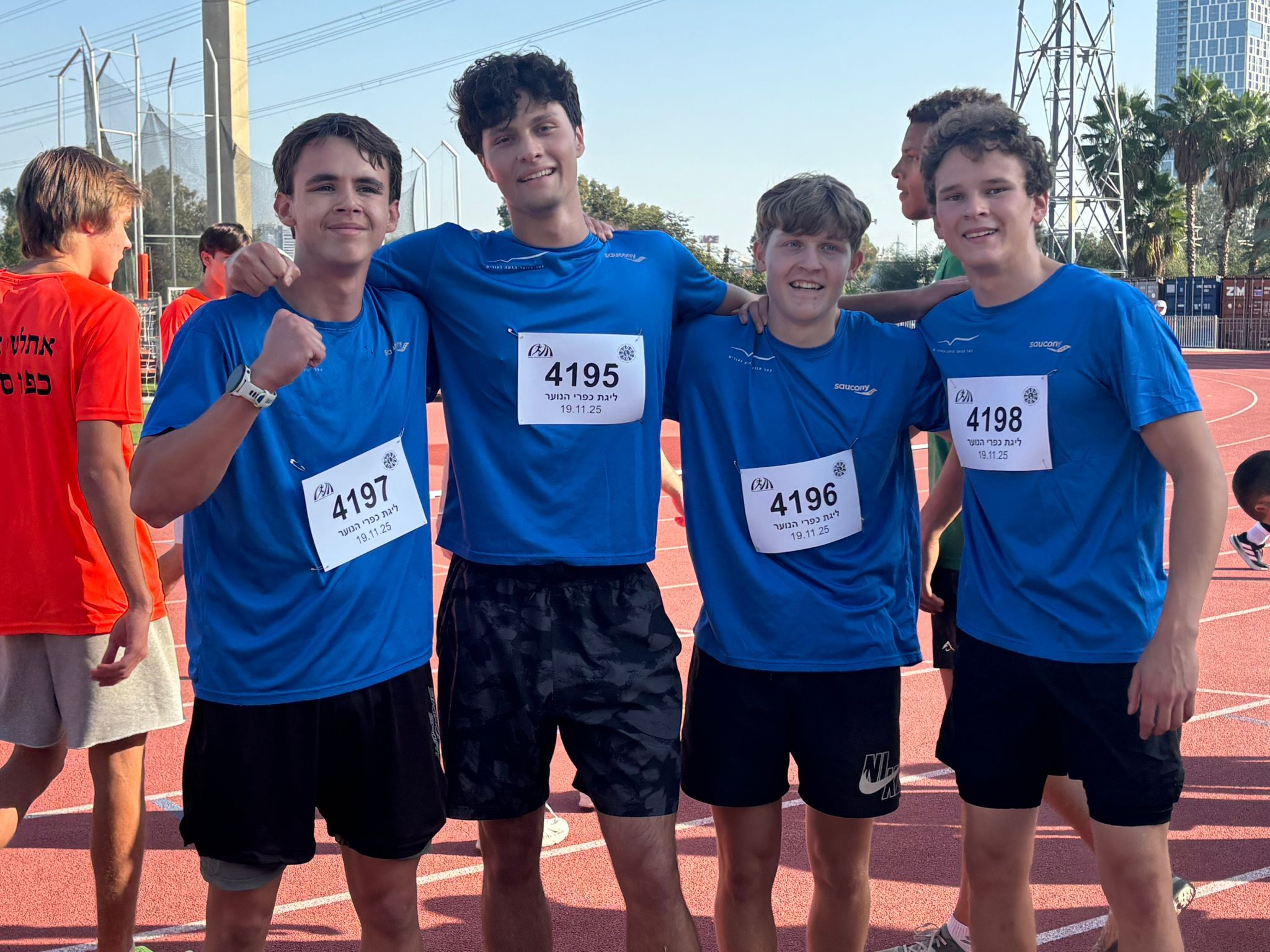 נערים בנבחרת אתלטיקה בחולצות כחולות