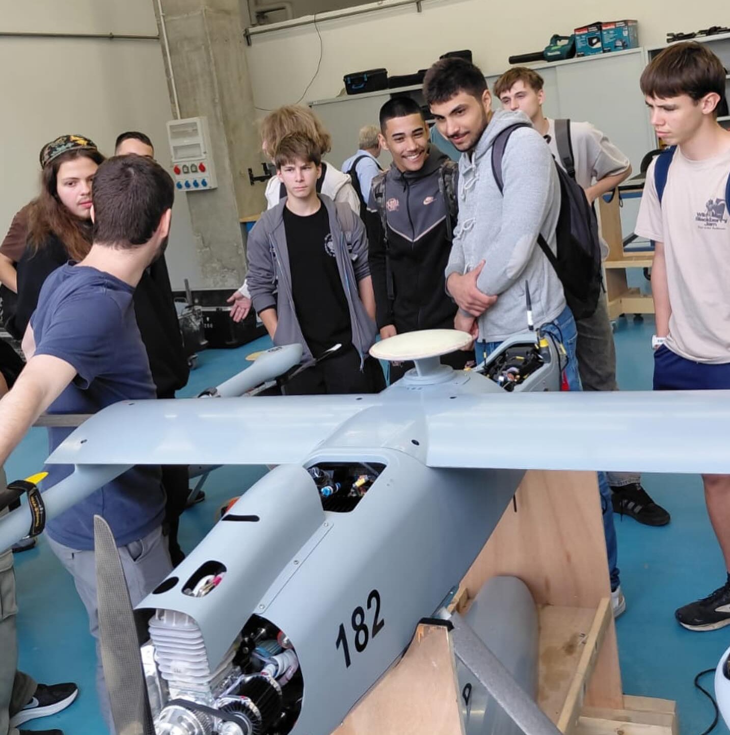 נערים ליד כלי טיס זעיר כטבם