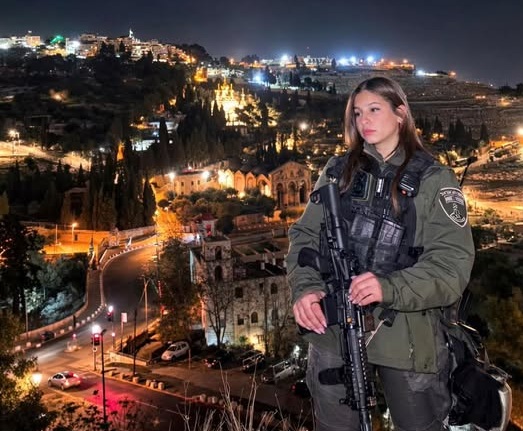 חיילת מג"ב וברקע ירושלים