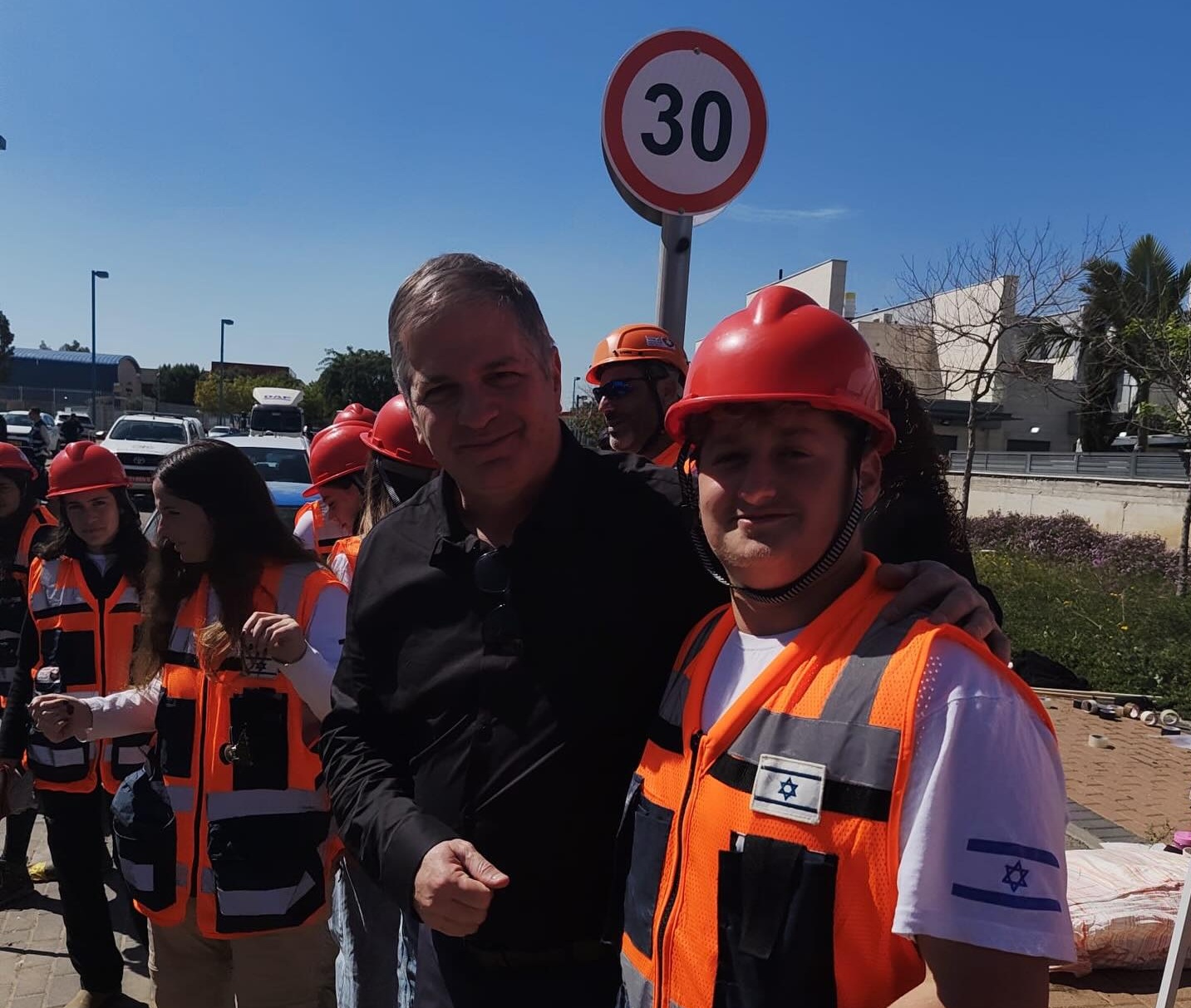 מתנדבים של פיקוד העורף ומאחוריהם תמרור