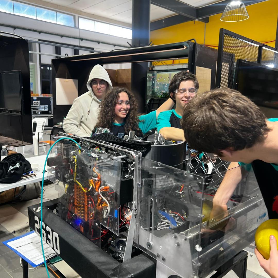 נערים במהלך תחרות רובוטיקה